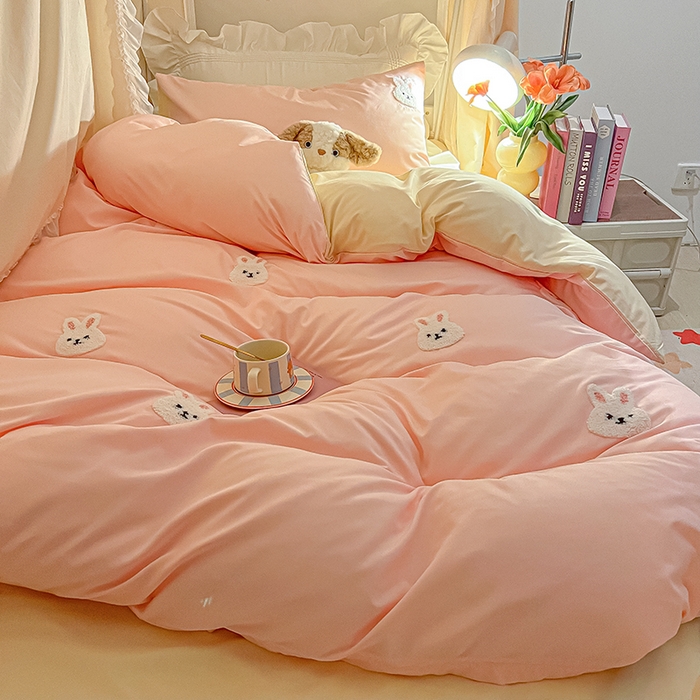 91家纺网 家纺一手货源 找家纺 2024新款水洗棉卡通小清新毛巾绣四件套宿舍三件套学生款 兔兔-奶油粉奶黄