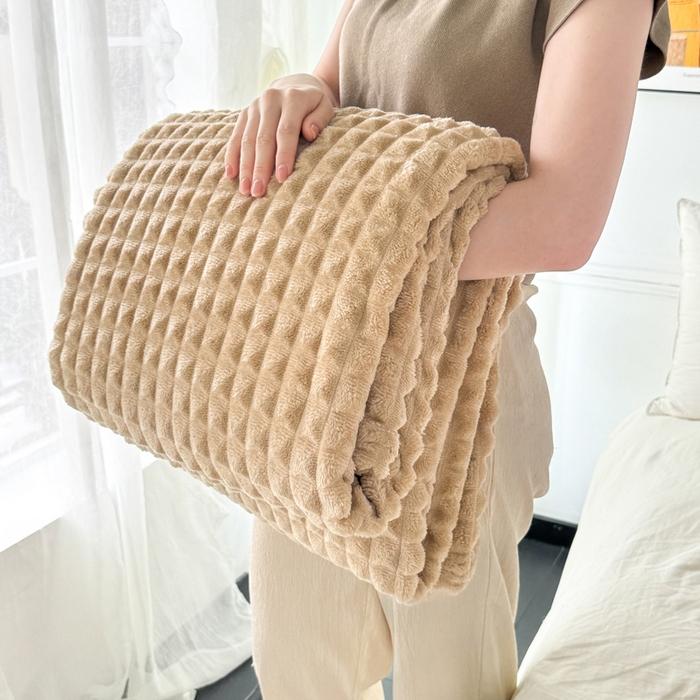 91家纺网 家纺一手货源 找家纺 丹本家纺 2025新款加厚宽抽条剪花仿兔毛绒牛奶绒法兰绒盖毯 剪格驼色