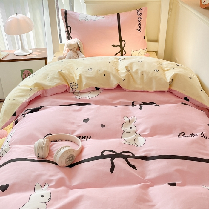 91家纺网 家纺一手货源 找家纺 吉象家纺 2025新款全棉印花款三件套 玉兔-浅粉