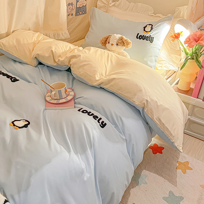 91家纺网 家纺一手货源 找家纺 2024新款水洗棉卡通小清新毛巾绣四件套宿舍三件套学生款 企鹅蛋-天空蓝奶黄