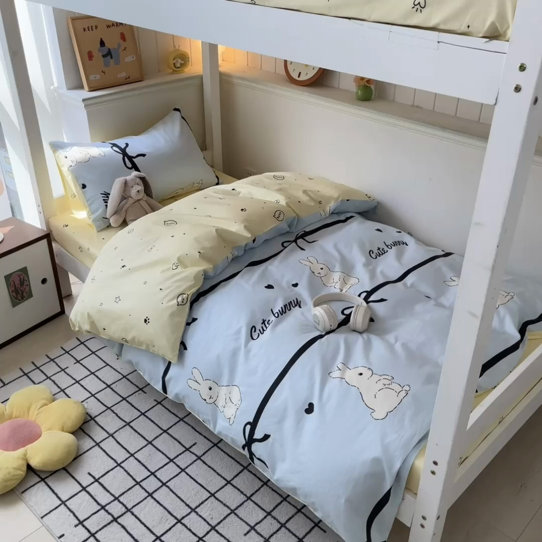 91家纺网 家纺一手货源 找家纺 吉象家纺 2025新款全棉印花款三件套 玉兔-浅蓝