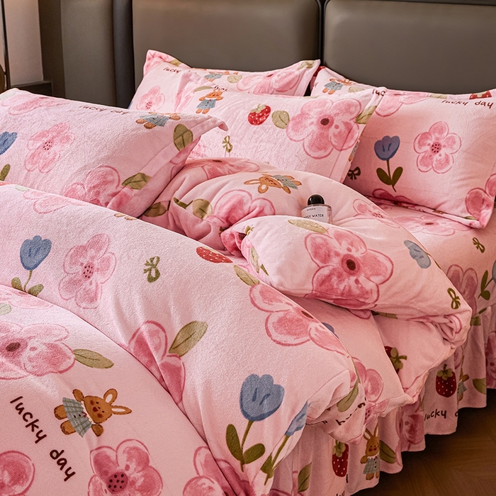 91家纺网 家纺一手货源 找家纺 董韵家纺 2025新款高克重全消光牛奶绒法莱绒金貂绒印花单品被套床裙四件套（提供买家秀）钱兔似锦