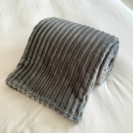91家纺网 家纺一手货源 找家纺 丹本家纺 2025新款加厚宽抽条剪花仿兔毛绒牛奶绒法兰绒盖毯 抽条灰色