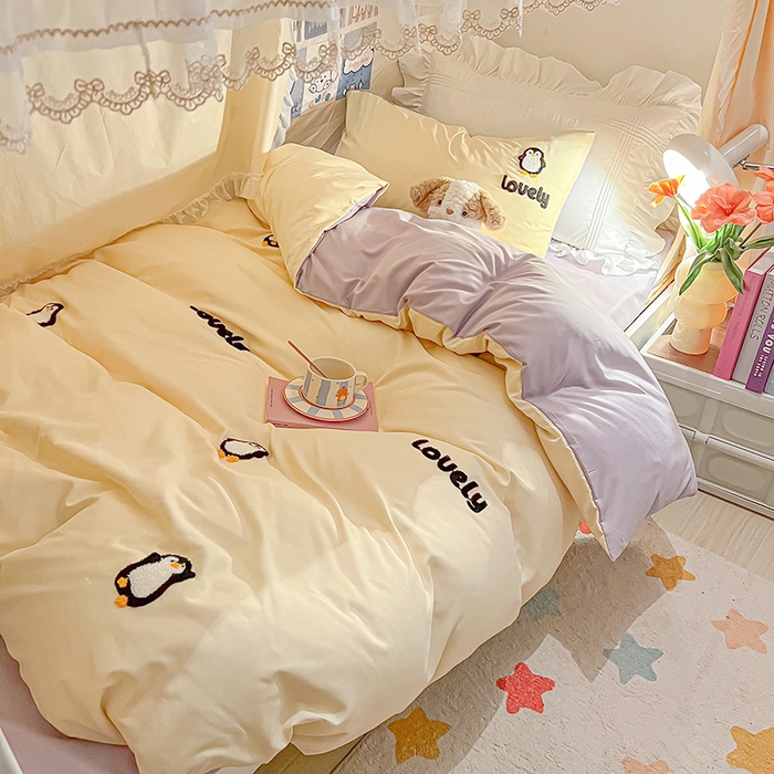 91家纺网 家纺一手货源 找家纺 2024新款水洗棉卡通小清新毛巾绣四件套宿舍三件套学生款 企鹅蛋-奶黄浅紫