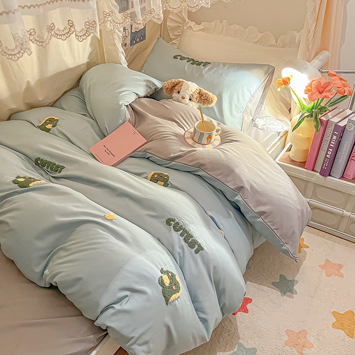 91家纺网 家纺一手货源 找家纺 2024新款水洗棉卡通小清新毛巾绣四件套宿舍三件套学生款 恐龙-繁星蓝