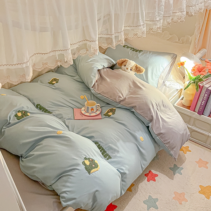 91家纺网 家纺一手货源 找家纺 2024新款水洗棉卡通小清新毛巾绣四件套宿舍三件套学生款 恐龙-繁星蓝