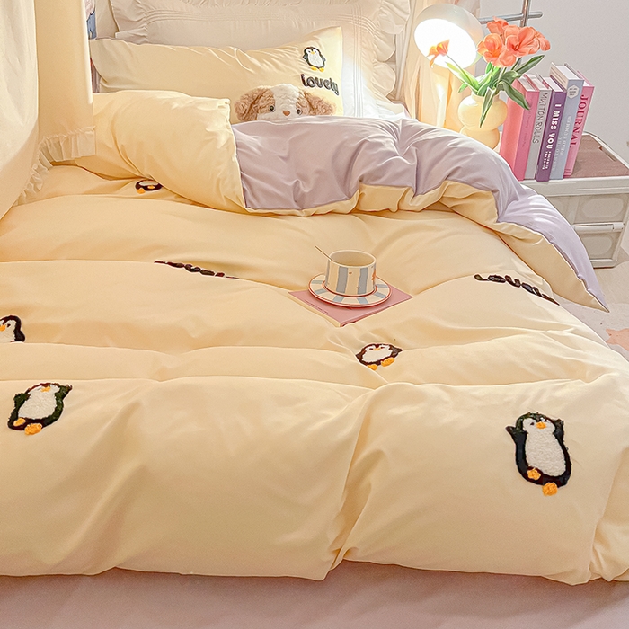 91家纺网 家纺一手货源 找家纺 2024新款水洗棉卡通小清新毛巾绣四件套宿舍三件套学生款 企鹅蛋-奶黄浅紫