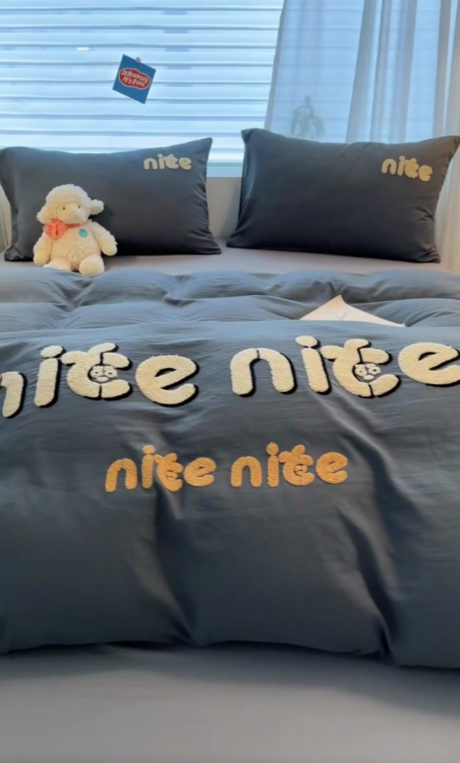 91家纺网 家纺一手货源 找家纺 优承佳生活馆 2024新款水洗m毛巾绣四件套 深灰字母