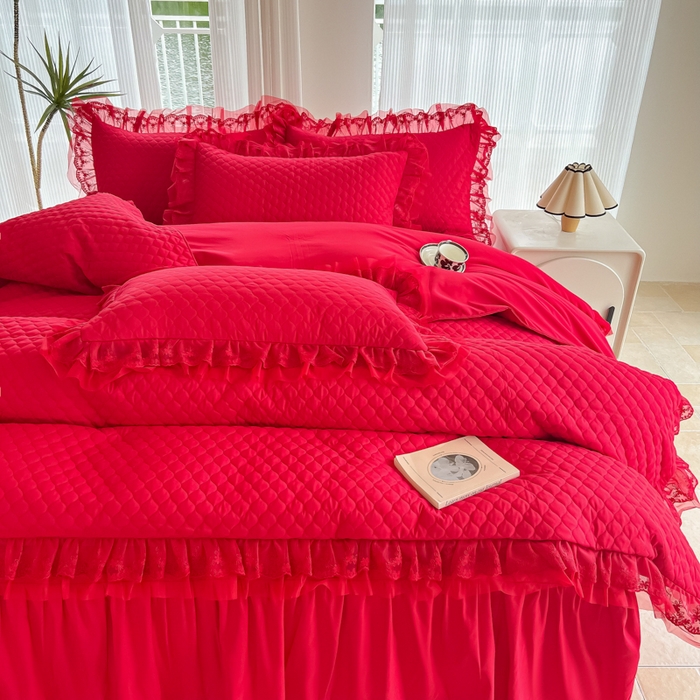 91家纺网 家纺一手货源 找家纺 2026新款法式高级芭蕾风重工刺绣蕾丝花边套件床盖床裙三件套四件套 芭蕾-红