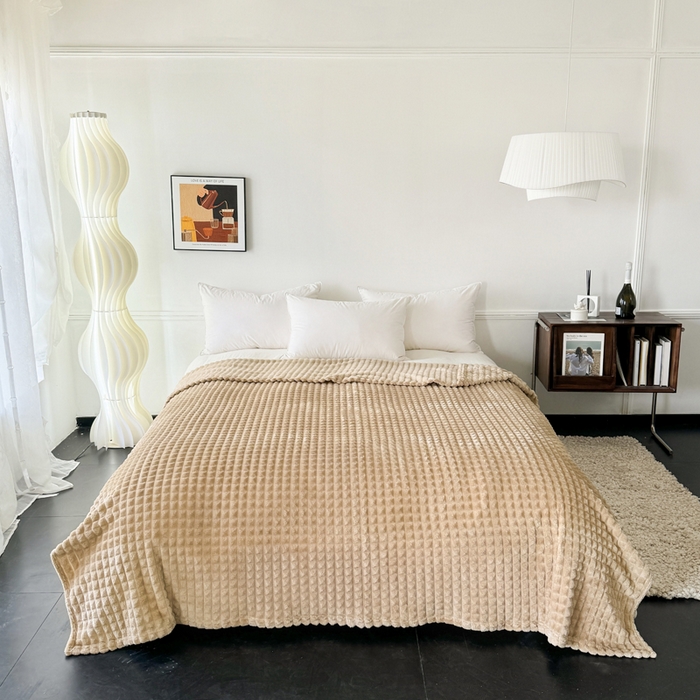 91家纺网 家纺一手货源 找家纺 丹本家纺 2025新款加厚宽抽条剪花仿兔毛绒牛奶绒法兰绒盖毯 剪格驼色