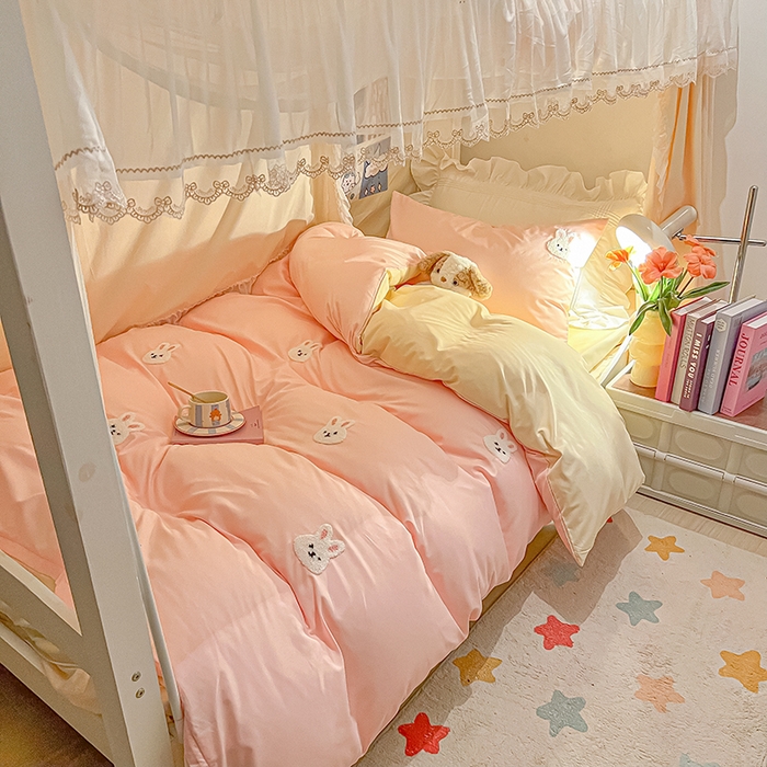 91家纺网 家纺一手货源 找家纺 2024新款水洗棉卡通小清新毛巾绣四件套宿舍三件套学生款 兔兔-奶油粉奶黄