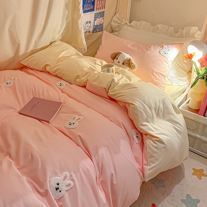 91家纺网 家纺一手货源 找家纺 2024新款水洗棉卡通小清新毛巾绣四件套宿舍三件套学生款 兔兔-奶油粉奶黄