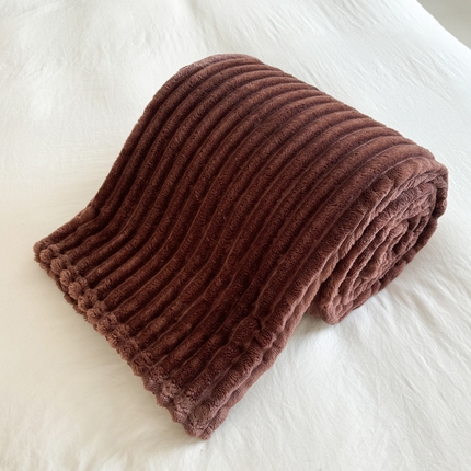 91家纺网 家纺一手货源 找家纺 丹本家纺 2025新款加厚宽抽条剪花仿兔毛绒牛奶绒法兰绒盖毯 抽条深咖色