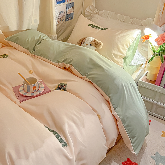 91家纺网 家纺一手货源 找家纺 2024新款水洗棉卡通小清新毛巾绣四件套宿舍三件套学生款 恐龙-奶昔白绿