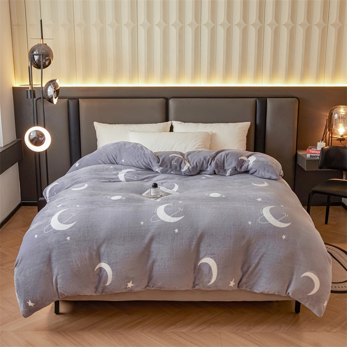 91家纺网 家纺一手货源 找家纺 董韵家纺 2025新款高克重全消光牛奶绒法莱绒金貂绒印花单品被套床裙四件套（提供买家秀） 星辰-灰