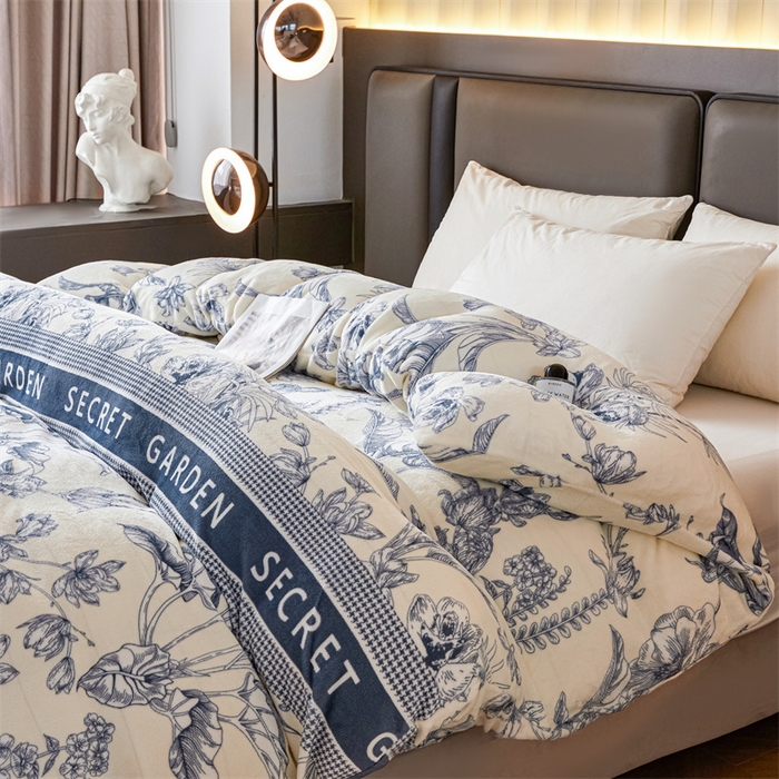 91家纺网 家纺一手货源 找家纺 董韵家纺 2025新款高克重全消光牛奶绒法莱绒金貂绒印花单品被套床裙四件套（提供买家秀） 青花瓷