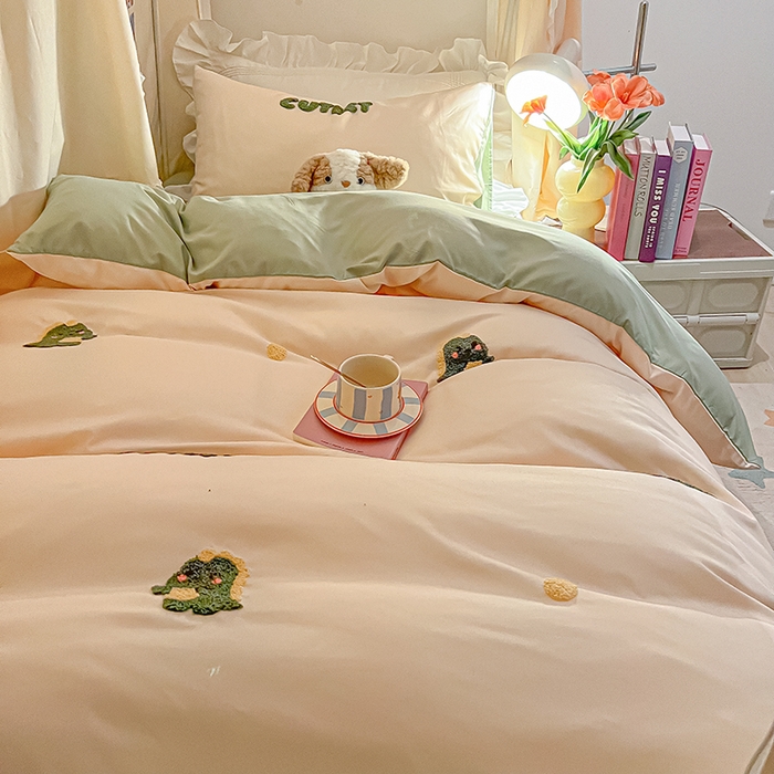 91家纺网 家纺一手货源 找家纺 2024新款水洗棉卡通小清新毛巾绣四件套宿舍三件套学生款 恐龙-奶昔白绿