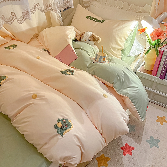 91家纺网 家纺一手货源 找家纺 2024新款水洗棉卡通小清新毛巾绣四件套宿舍三件套学生款 恐龙-奶昔白绿