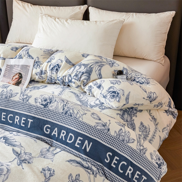 91家纺网 家纺一手货源 找家纺 董韵家纺 2025新款高克重全消光牛奶绒法莱绒金貂绒印花单品被套床裙四件套（提供买家秀） 青花瓷