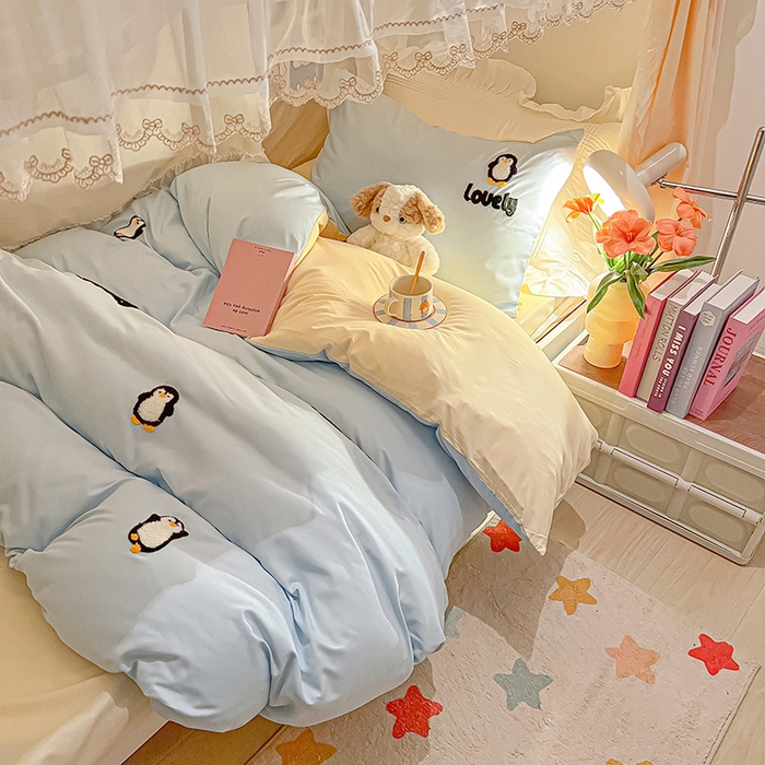 91家纺网 家纺一手货源 找家纺 2024新款水洗棉卡通小清新毛巾绣四件套宿舍三件套学生款 企鹅蛋-天空蓝奶黄