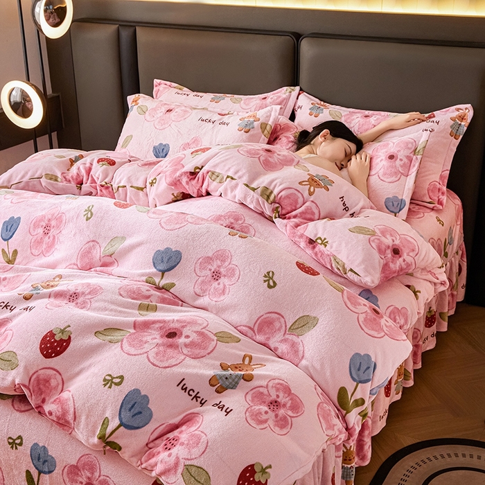 91家纺网 家纺一手货源 找家纺 董韵家纺 2025新款高克重全消光牛奶绒法莱绒金貂绒印花单品被套床裙四件套（提供买家秀）钱兔似锦