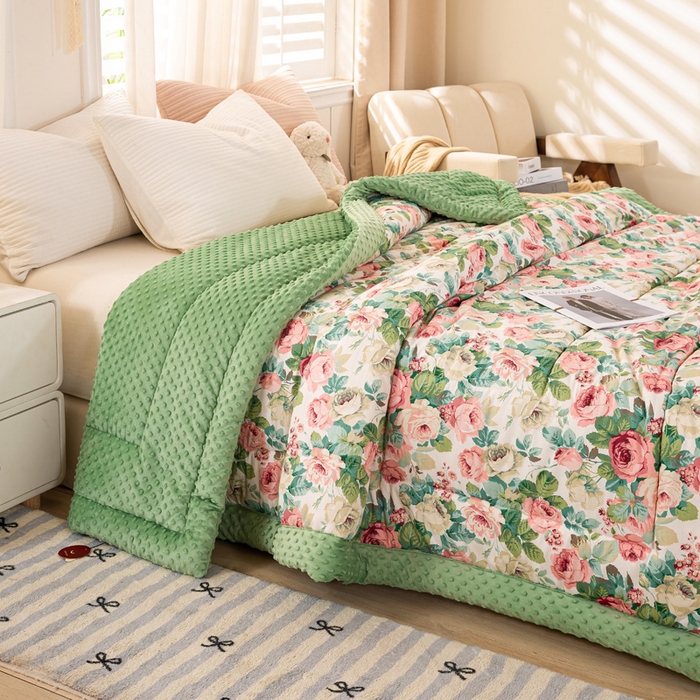 91家纺网 家纺一手货源 找家纺 锦鹭被业 2025新款全棉豆豆绒被系列 浪漫花舞