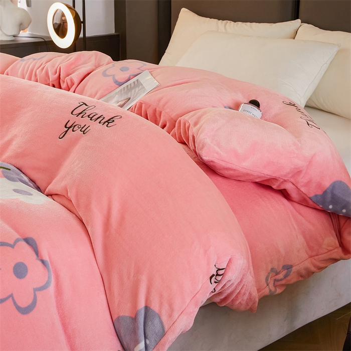 91家纺网 家纺一手货源 找家纺 董韵家纺 2025新款高克重全消光牛奶绒法莱绒金貂绒印花单品被套床裙四件套（提供买家秀） 绒花-粉