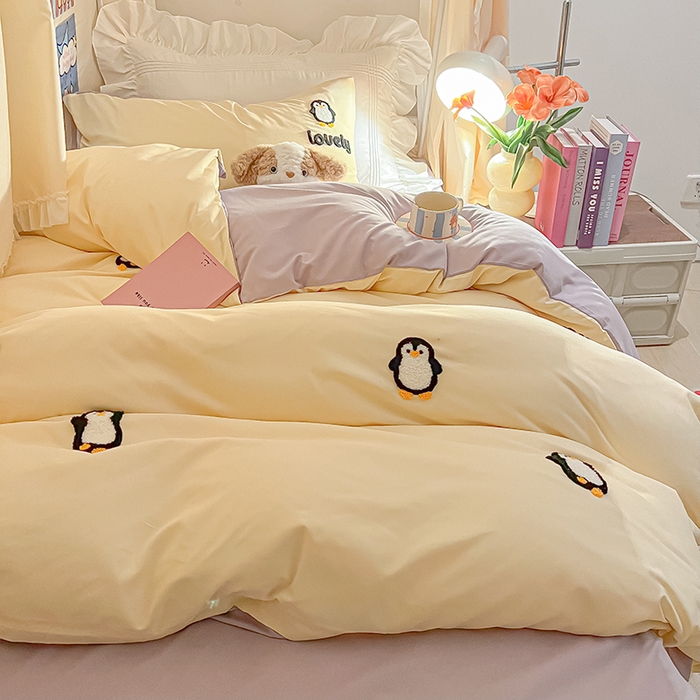 91家纺网 家纺一手货源 找家纺 2024新款水洗棉卡通小清新毛巾绣四件套宿舍三件套学生款 企鹅蛋-奶黄浅紫