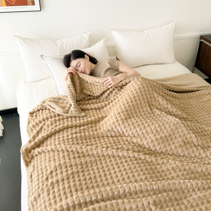 91家纺网 家纺一手货源 找家纺 丹本家纺 2025新款加厚宽抽条剪花仿兔毛绒牛奶绒法兰绒盖毯 剪格驼色