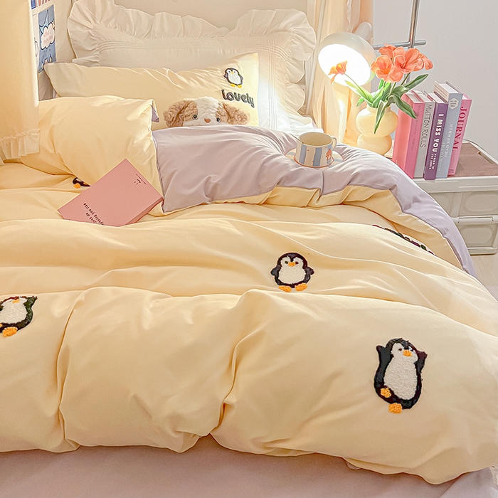 91家纺网 家纺一手货源 找家纺 2024新款水洗棉卡通小清新毛巾绣四件套宿舍三件套学生款 企鹅蛋-奶黄浅紫