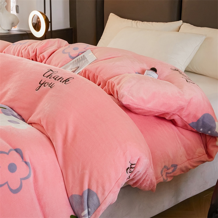 91家纺网 家纺一手货源 找家纺 董韵家纺 2025新款高克重全消光牛奶绒法莱绒金貂绒印花单品被套床裙四件套（提供买家秀） 绒花-粉