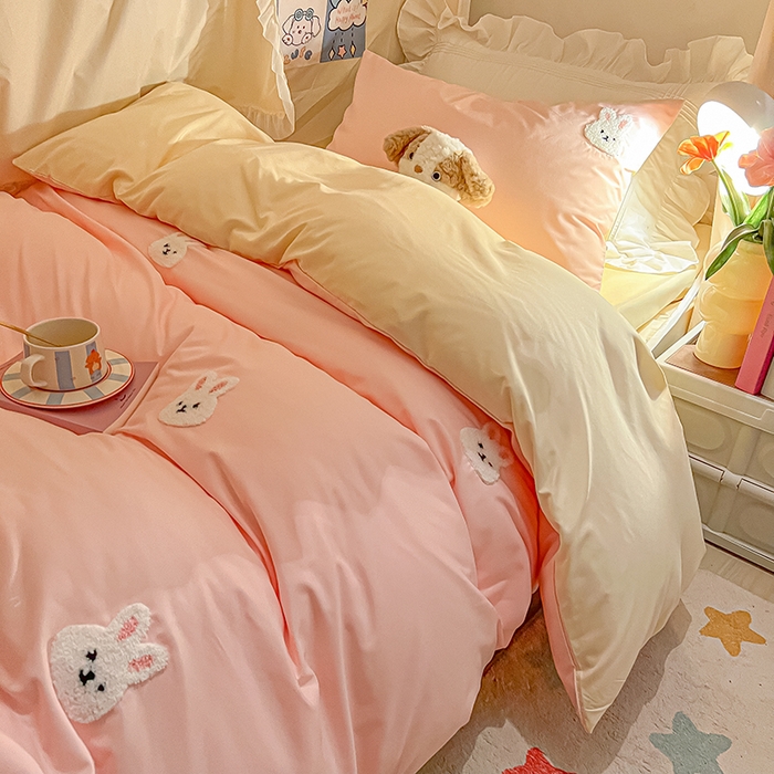 91家纺网 家纺一手货源 找家纺 2024新款水洗棉卡通小清新毛巾绣四件套宿舍三件套学生款 兔兔-奶油粉奶黄