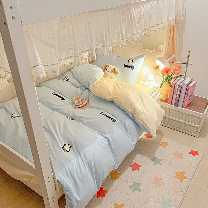 91家纺网 家纺一手货源 找家纺 2024新款水洗棉卡通小清新毛巾绣四件套宿舍三件套学生款 企鹅蛋-天空蓝奶黄