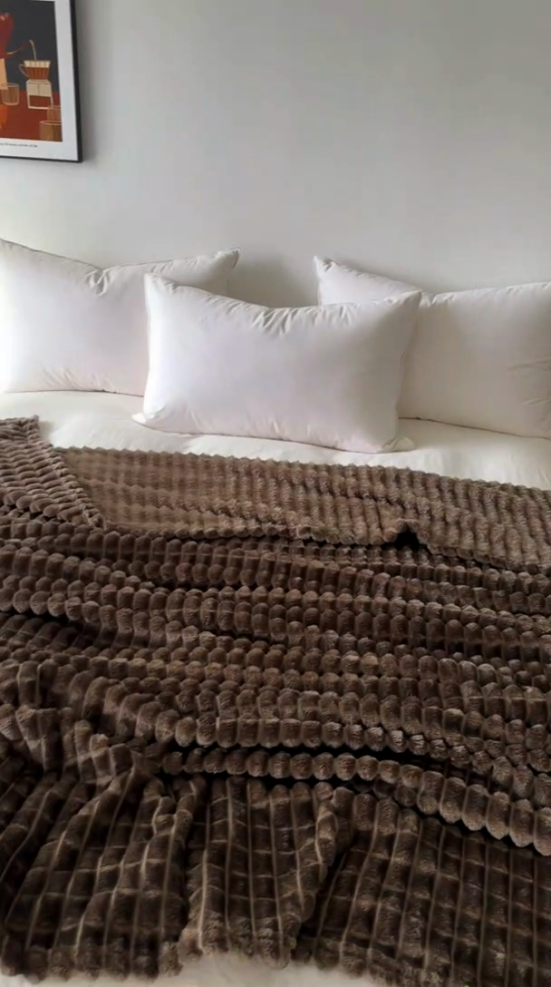 91家纺网 家纺一手货源 找家纺 丹本家纺 2025新款加厚宽抽条剪花仿兔毛绒牛奶绒法兰绒盖毯 剪格浅咖色