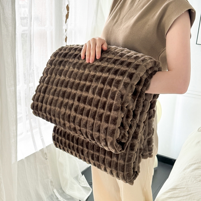 91家纺网 家纺一手货源 找家纺 丹本家纺 2025新款加厚宽抽条剪花仿兔毛绒牛奶绒法兰绒盖毯 剪格浅咖色