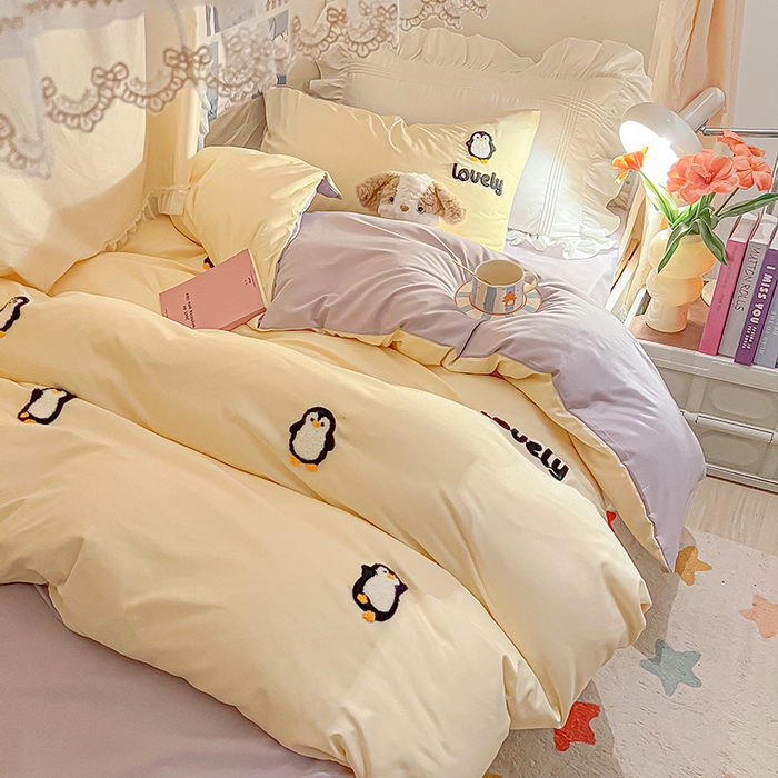 91家纺网 家纺一手货源 找家纺 2024新款水洗棉卡通小清新毛巾绣四件套宿舍三件套学生款 企鹅蛋-奶黄浅紫