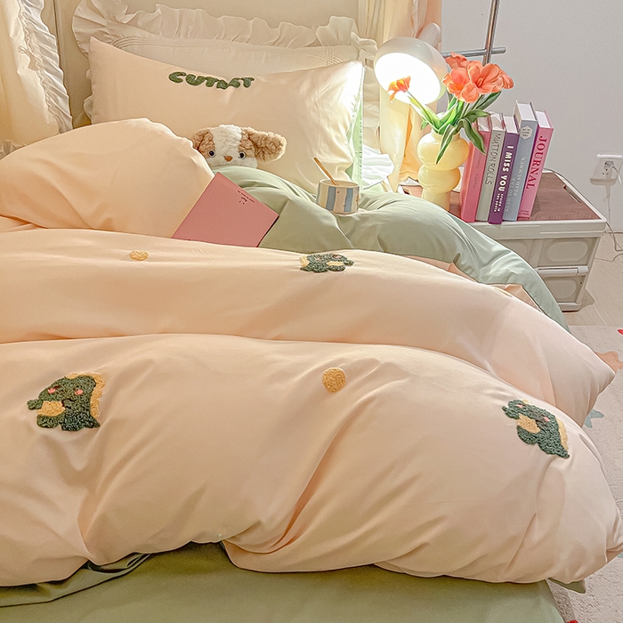 91家纺网 家纺一手货源 找家纺 2024新款水洗棉卡通小清新毛巾绣四件套宿舍三件套学生款 恐龙-奶昔白绿