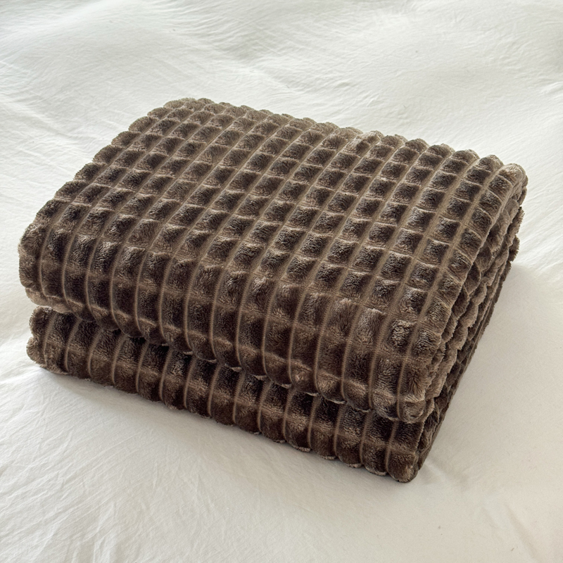 91家纺网 家纺一手货源 找家纺 丹本家纺 2025新款加厚宽抽条剪花仿兔毛绒牛奶绒法兰绒盖毯 剪格浅咖色