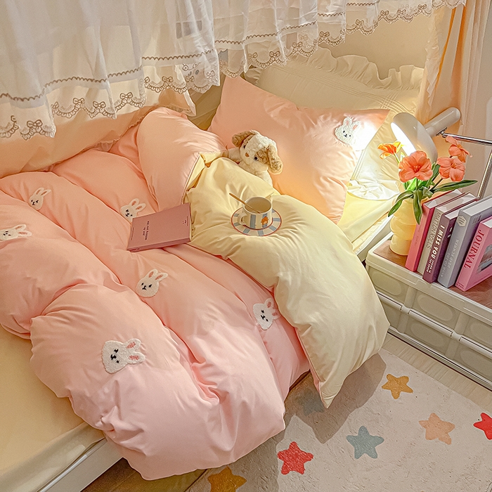 91家纺网 家纺一手货源 找家纺 2024新款水洗棉卡通小清新毛巾绣四件套宿舍三件套学生款 兔兔-奶油粉奶黄