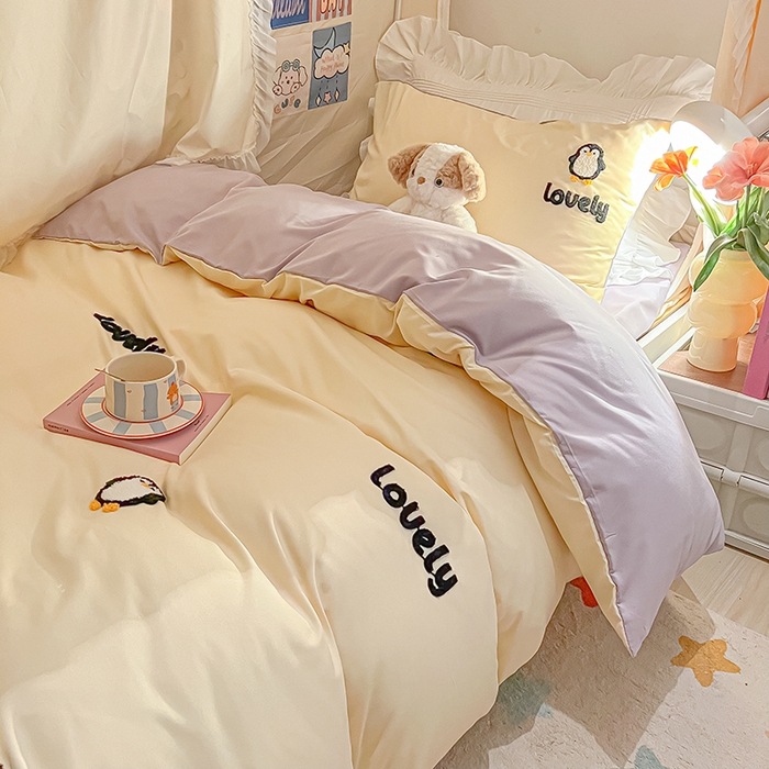 91家纺网 家纺一手货源 找家纺 2024新款水洗棉卡通小清新毛巾绣四件套宿舍三件套学生款 企鹅蛋-奶黄浅紫