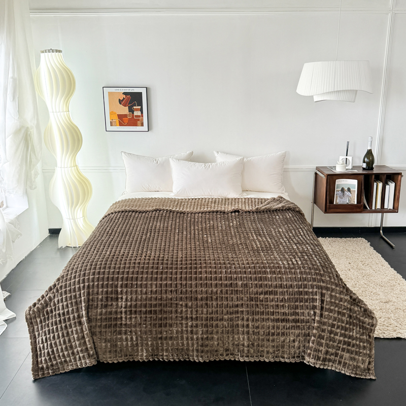 91家纺网 家纺一手货源 找家纺 丹本家纺 2025新款加厚宽抽条剪花仿兔毛绒牛奶绒法兰绒盖毯 剪格浅咖色