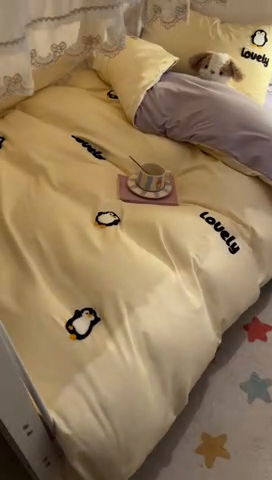 91家纺网 家纺一手货源 找家纺 2024新款水洗棉卡通小清新毛巾绣四件套宿舍三件套学生款 企鹅蛋-奶黄浅紫