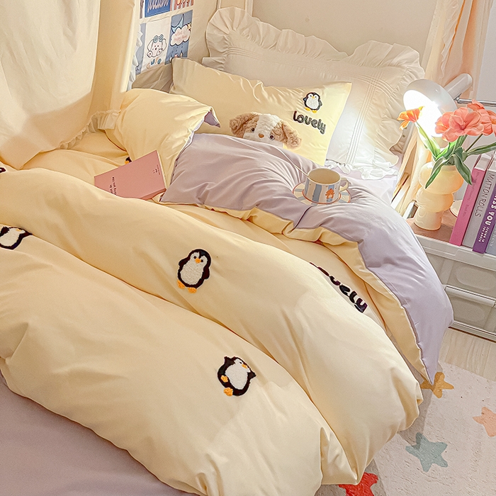 91家纺网 家纺一手货源 找家纺 2024新款水洗棉卡通小清新毛巾绣四件套宿舍三件套学生款 企鹅蛋-奶黄浅紫