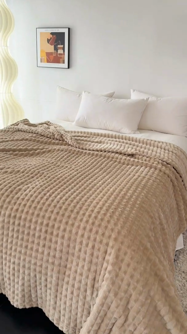 91家纺网 家纺一手货源 找家纺 丹本家纺 2025新款加厚宽抽条剪花仿兔毛绒牛奶绒法兰绒盖毯 剪格驼色