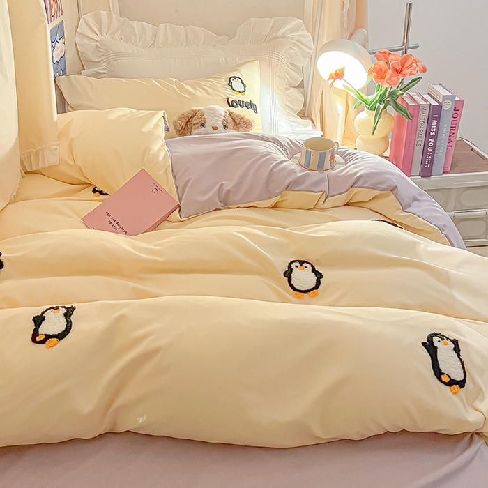 91家纺网 家纺一手货源 找家纺 2024新款水洗棉卡通小清新毛巾绣四件套宿舍三件套学生款 企鹅蛋-奶黄浅紫