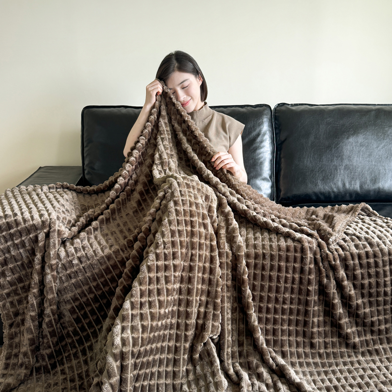 91家纺网 家纺一手货源 找家纺 丹本家纺 2025新款加厚宽抽条剪花仿兔毛绒牛奶绒法兰绒盖毯 剪格浅咖色