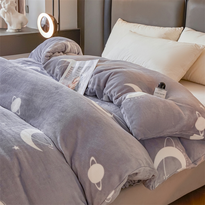 91家纺网 家纺一手货源 找家纺 董韵家纺 2025新款高克重全消光牛奶绒法莱绒金貂绒印花单品被套床裙四件套（提供买家秀） 星辰-灰