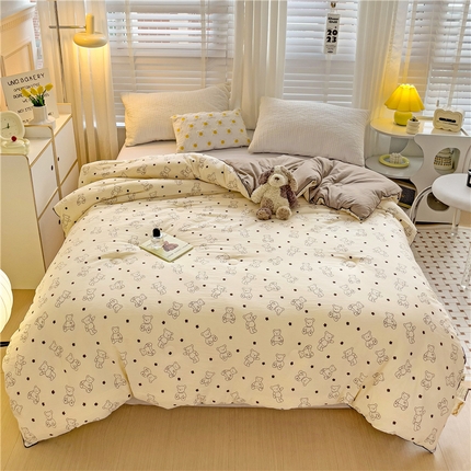 91家纺网 家纺一手货源 找家纺 艺菲阁家纺  2024新款A类水洗双层纱大豆纤维被冬被 小熊院长