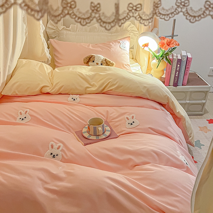 91家纺网 家纺一手货源 找家纺 2024新款水洗棉卡通小清新毛巾绣四件套宿舍三件套学生款 兔兔-奶油粉奶黄