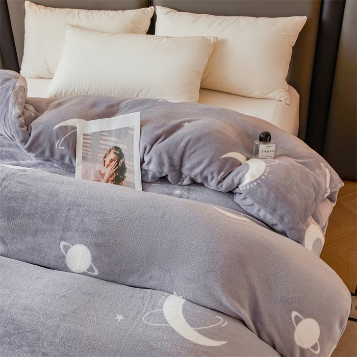 91家纺网 家纺一手货源 找家纺 董韵家纺 2025新款高克重全消光牛奶绒法莱绒金貂绒印花单品被套床裙四件套（提供买家秀） 星辰-灰